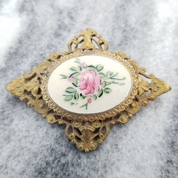 Vintage Flower Filigree Frame Brooch,  Victorian Style, Unsigned Estate - Picture 5 of 6